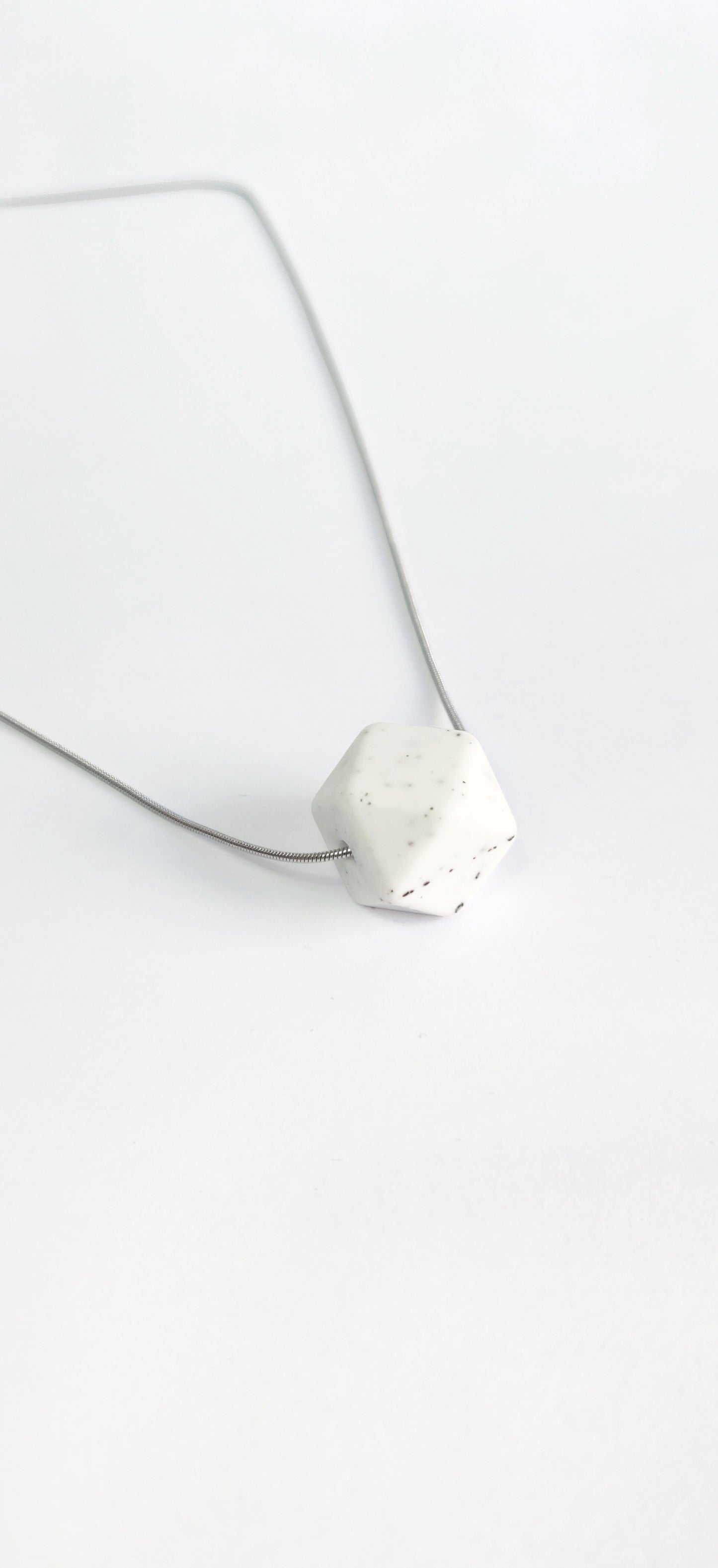 Gritty anti-stress necklace