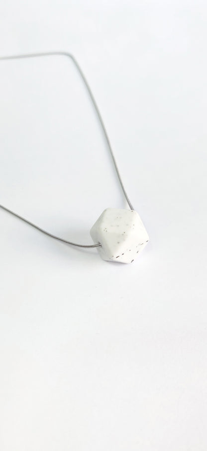 Gritty anti-stress necklace