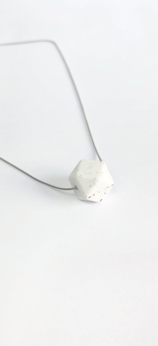 Gritty anti-stress necklace