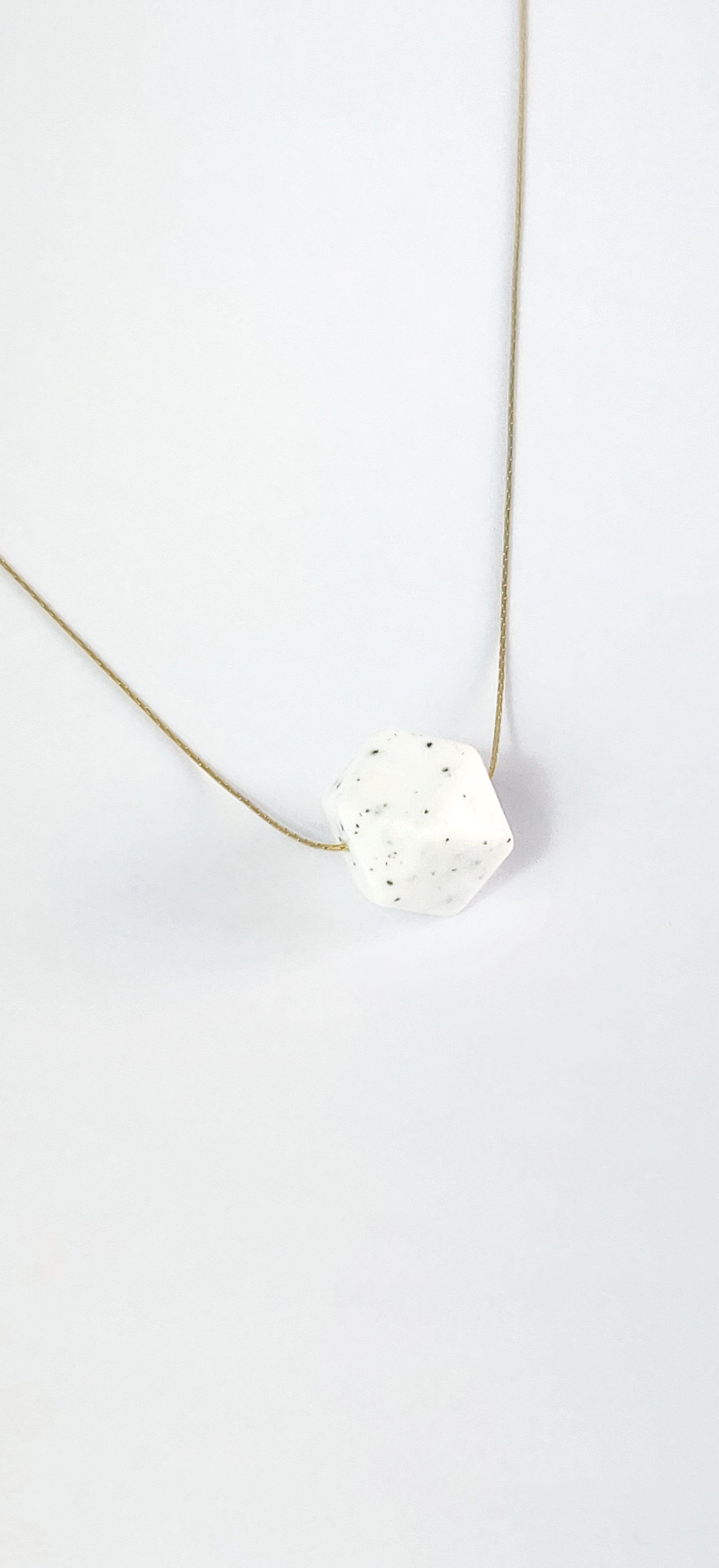 Gritty anti-stress necklace